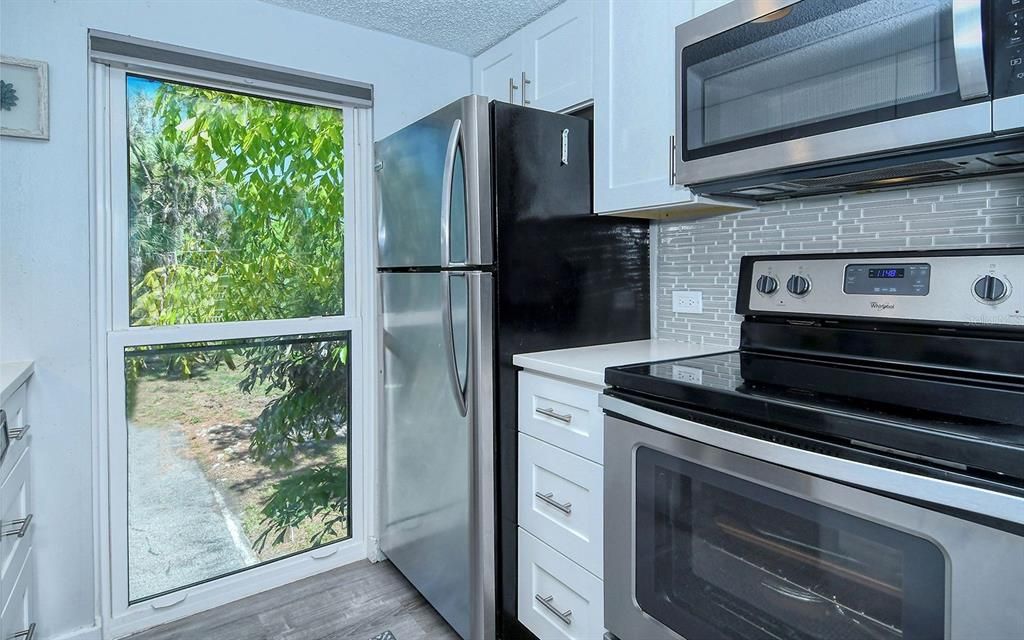For Sale: $209,900 (1 beds, 1 baths, 736 Square Feet)