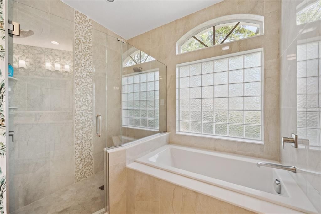 最近售出: $989,900 (4 贝兹, 3 浴室, 2629 平方英尺)