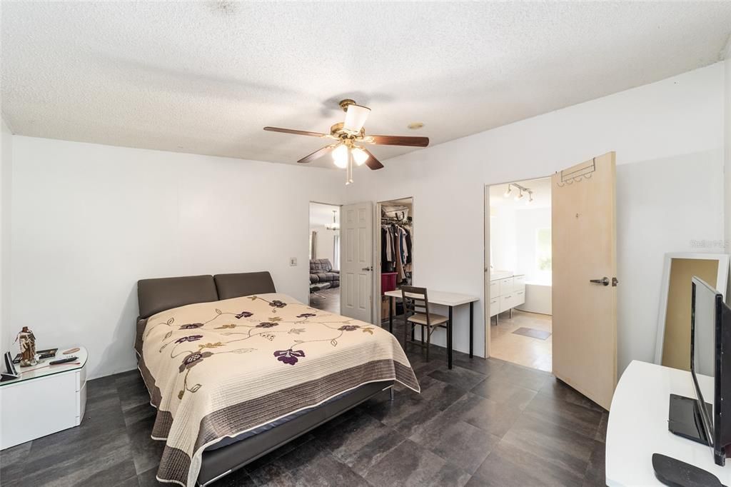 For Sale: $350,000 (3 beds, 2 baths, 1560 Square Feet)