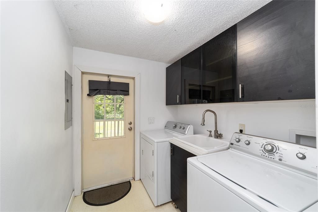 For Sale: $350,000 (3 beds, 2 baths, 1560 Square Feet)