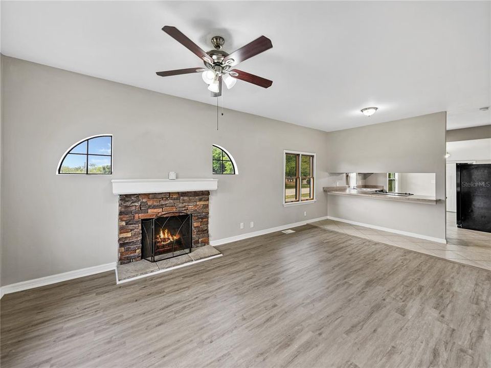 Active With Contract: $289,900 (3 beds, 2 baths, 1424 Square Feet)