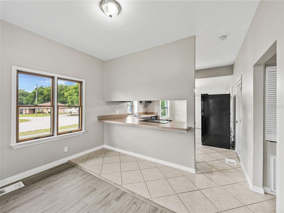 Active With Contract: $289,900 (3 beds, 2 baths, 1424 Square Feet)