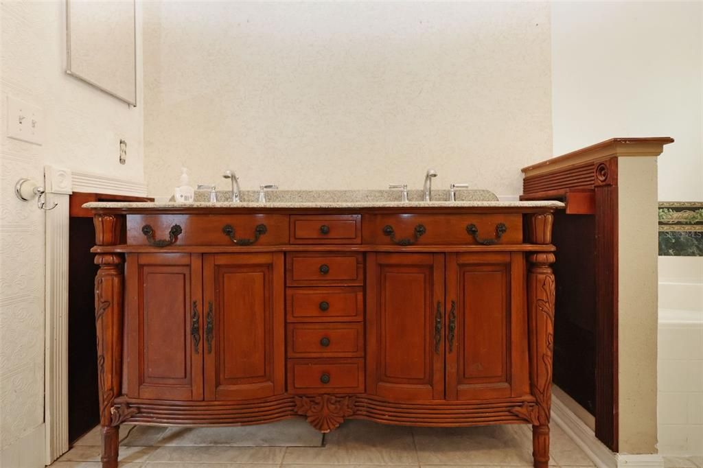最近售出: $385,000 (3 贝兹, 2 浴室, 1874 平方英尺)