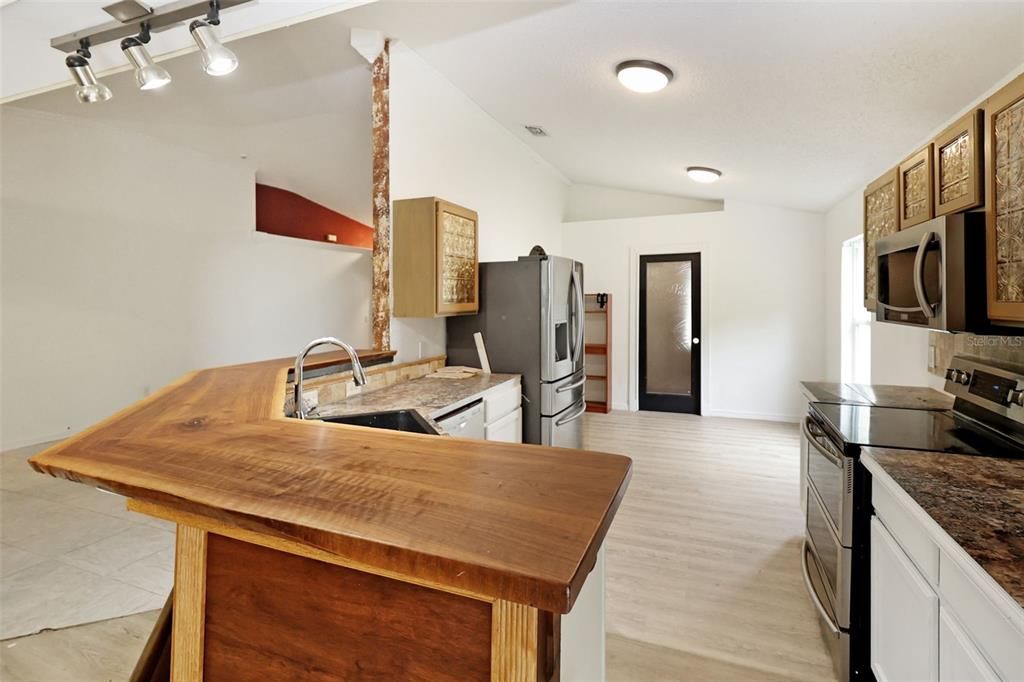 Active With Contract: $405,000 (3 beds, 2 baths, 1874 Square Feet)