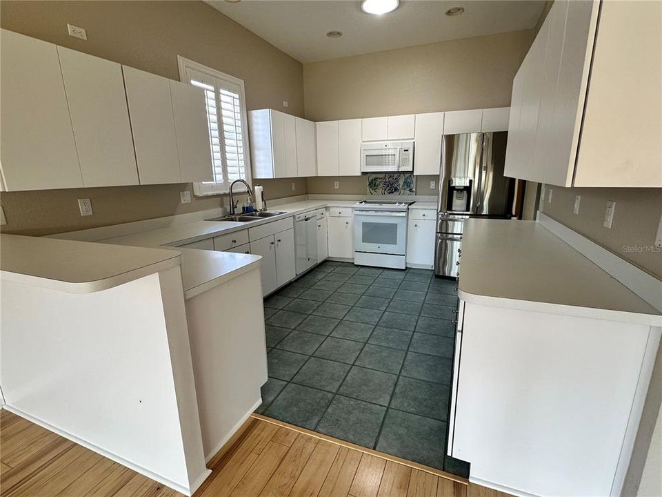 For Sale: $449,000 (2 beds, 2 baths, 1275 Square Feet)