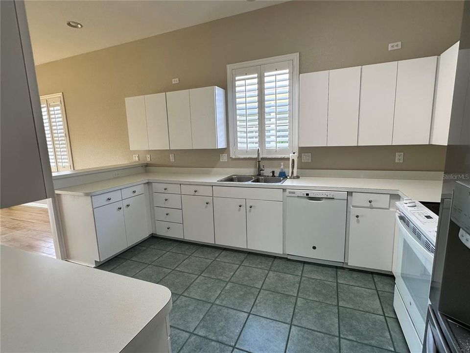 For Sale: $449,000 (2 beds, 2 baths, 1275 Square Feet)