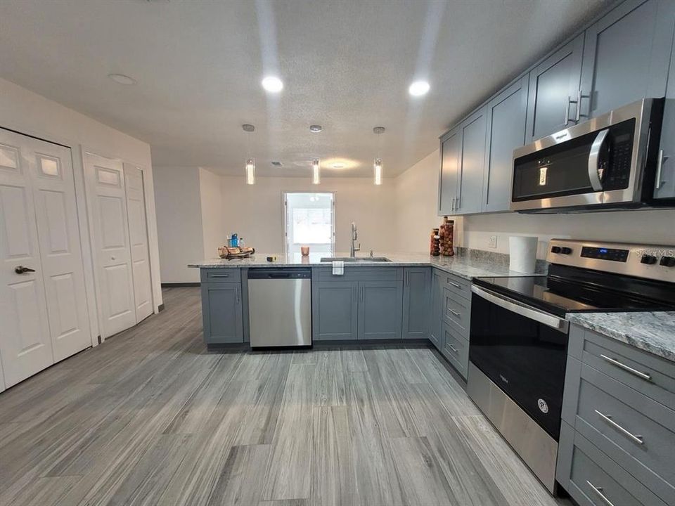 For Sale: $299,900 (3 beds, 2 baths, 1316 Square Feet)