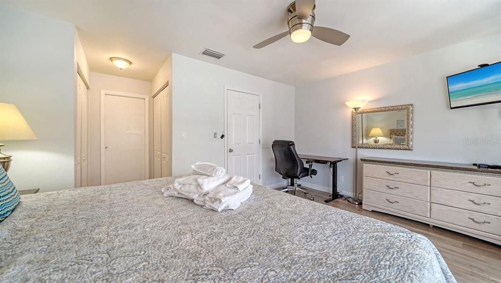 Active With Contract: $389,000 (2 beds, 1 baths, 1042 Square Feet)