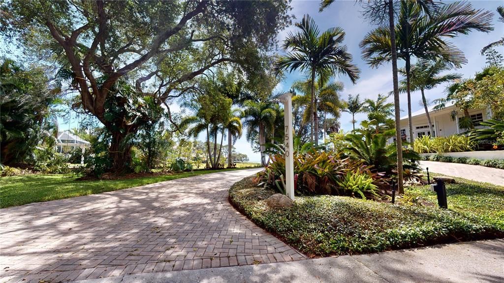 Recently Sold: $1,350,000 (2 beds, 2 baths, 2420 Square Feet)