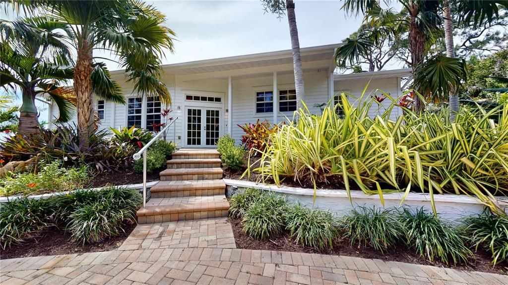 Recently Sold: $1,350,000 (2 beds, 2 baths, 2420 Square Feet)