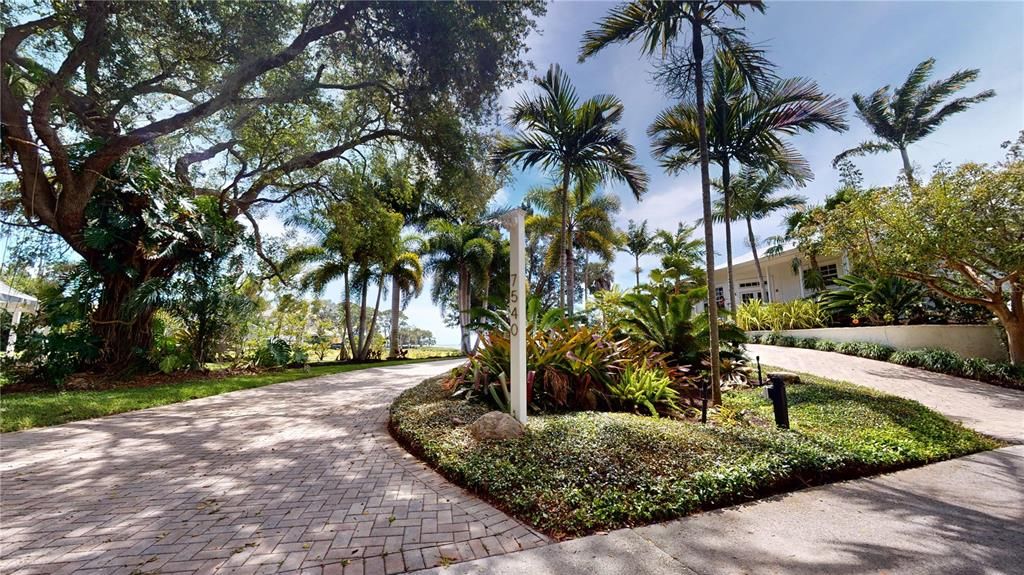 Recently Sold: $1,350,000 (2 beds, 2 baths, 2420 Square Feet)