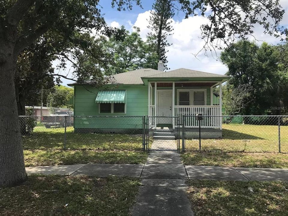 For Sale: $394,000 (2 beds, 1 baths, 798 Square Feet)