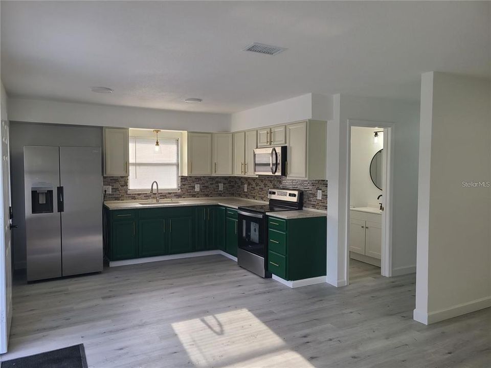 For Sale: $228,999 (2 beds, 2 baths, 1098 Square Feet)