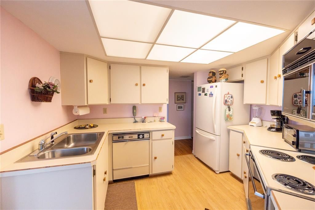 For Sale: $235,000 (1 beds, 1 baths, 1010 Square Feet)