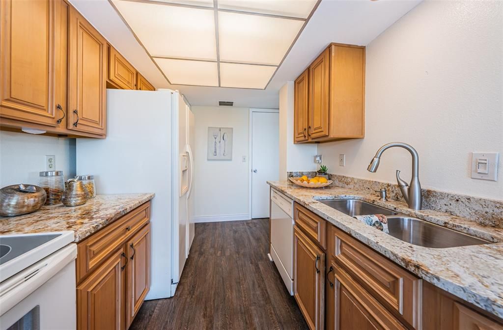 For Sale: $499,900 (2 beds, 2 baths, 1250 Square Feet)