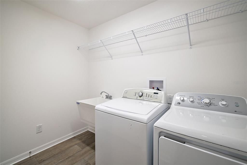 Active With Contract: $355,000 (3 beds, 2 baths, 1564 Square Feet)