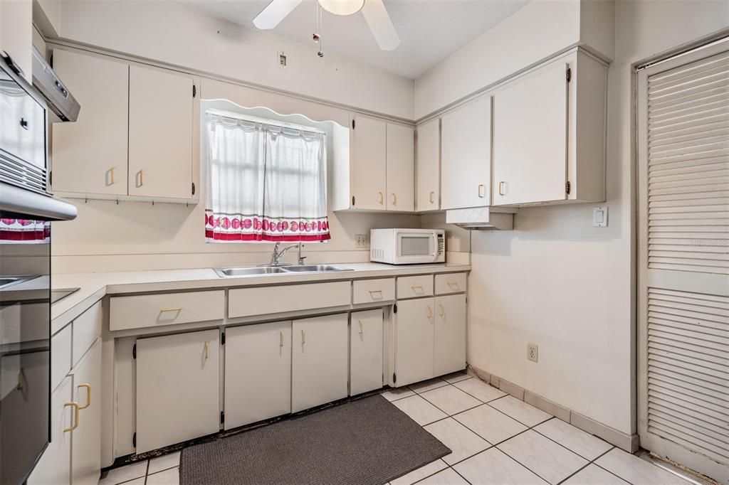 Active With Contract: $360,000 (3 beds, 2 baths, 1363 Square Feet)