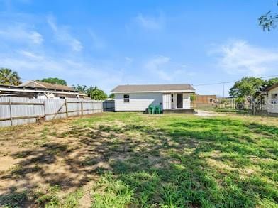 Active With Contract: $195,000 (3 beds, 2 baths, 816 Square Feet)