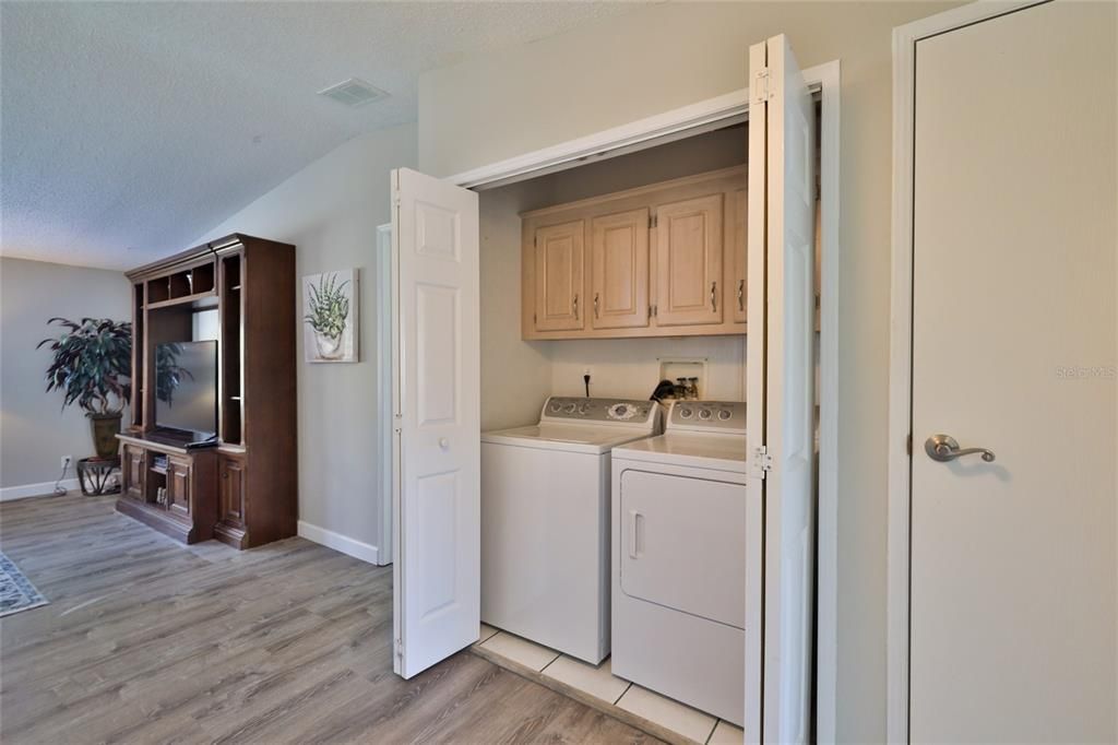 Active With Contract: $289,900 (2 beds, 2 baths, 1464 Square Feet)