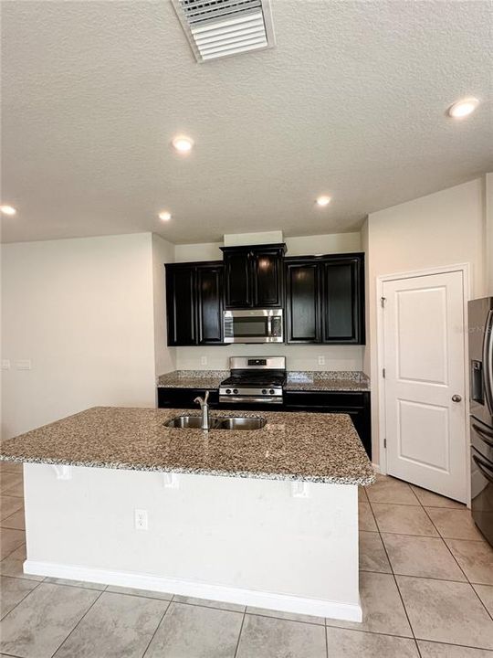 Active With Contract: $2,550 (3 beds, 2 baths, 1934 Square Feet)