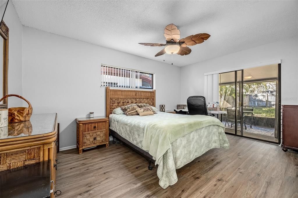 For Sale: $320,000 (2 beds, 2 baths, 1037 Square Feet)