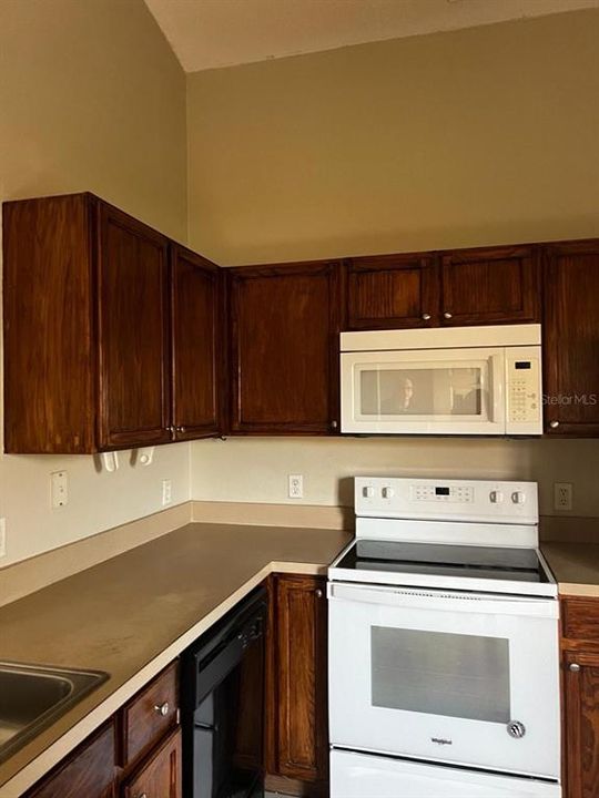 Active With Contract: $2,000 (3 beds, 2 baths, 1247 Square Feet)