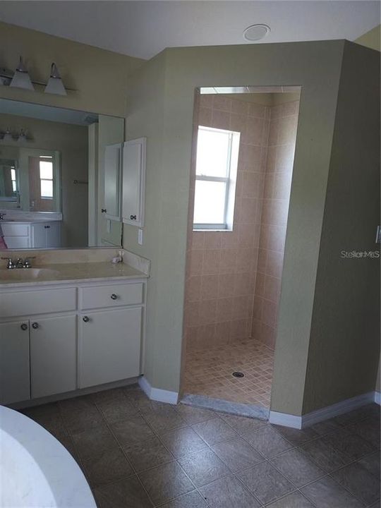 For Rent: $2,295 (4 beds, 2 baths, 2015 Square Feet)