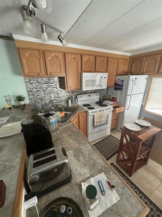 Active With Contract: $44,000 (2 beds, 1 baths, 671 Square Feet)
