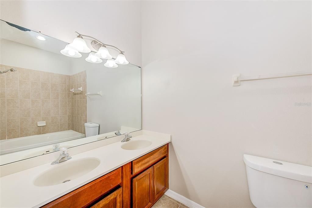For Sale: $319,900 (2 beds, 2 baths, 1210 Square Feet)