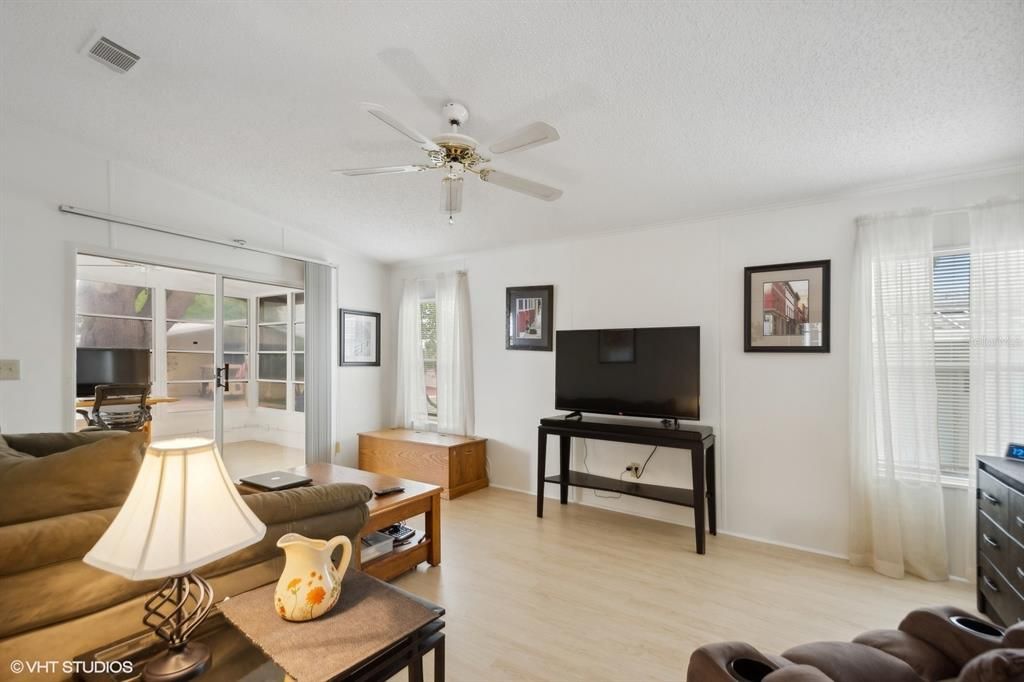 Active With Contract: $229,000 (2 beds, 2 baths, 1031 Square Feet)