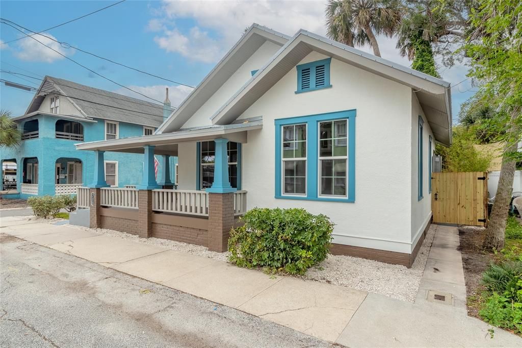 For Sale: $499,900 (2 beds, 1 baths, 574 Square Feet)