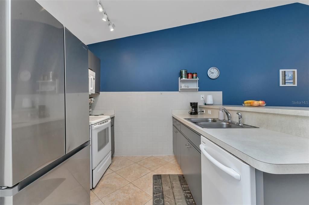 For Sale: $200,000 (2 beds, 2 baths, 933 Square Feet)