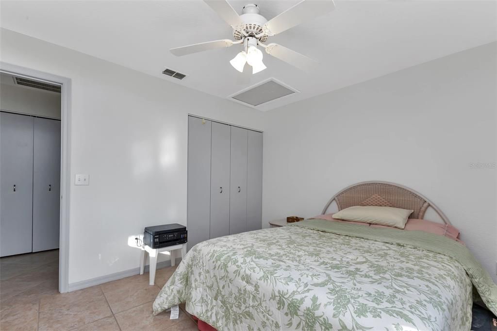 For Sale: $200,000 (2 beds, 2 baths, 933 Square Feet)