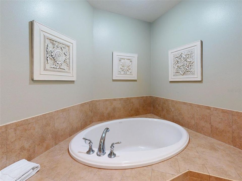 待售: $1,400,000 (2 贝兹, 2 浴室, 2020 平方英尺)