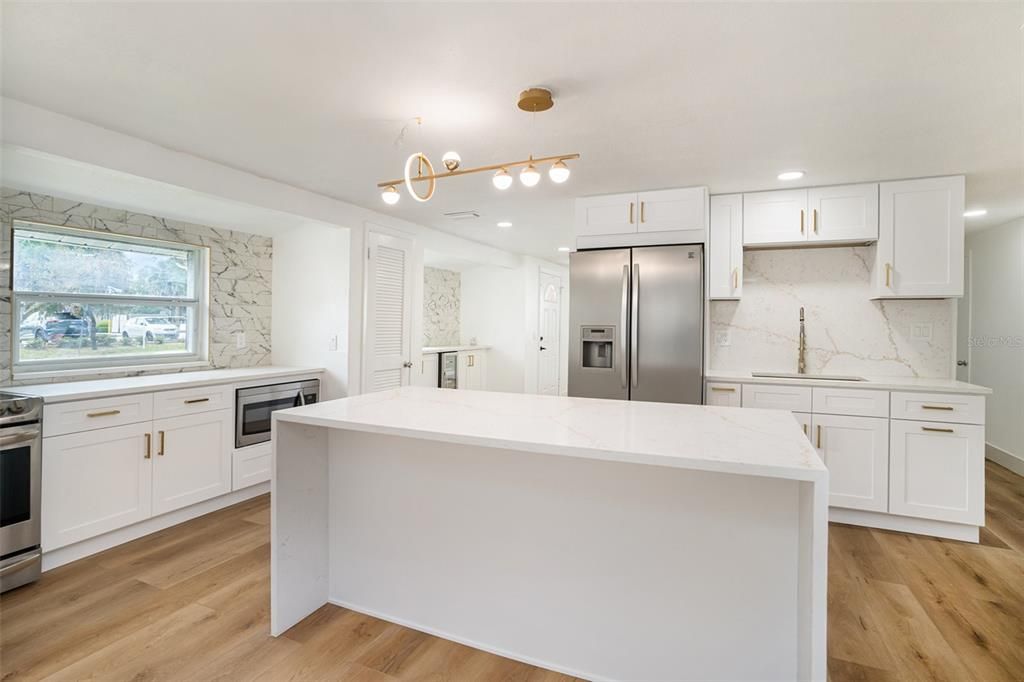 Active With Contract: $409,900 (3 beds, 2 baths, 1387 Square Feet)