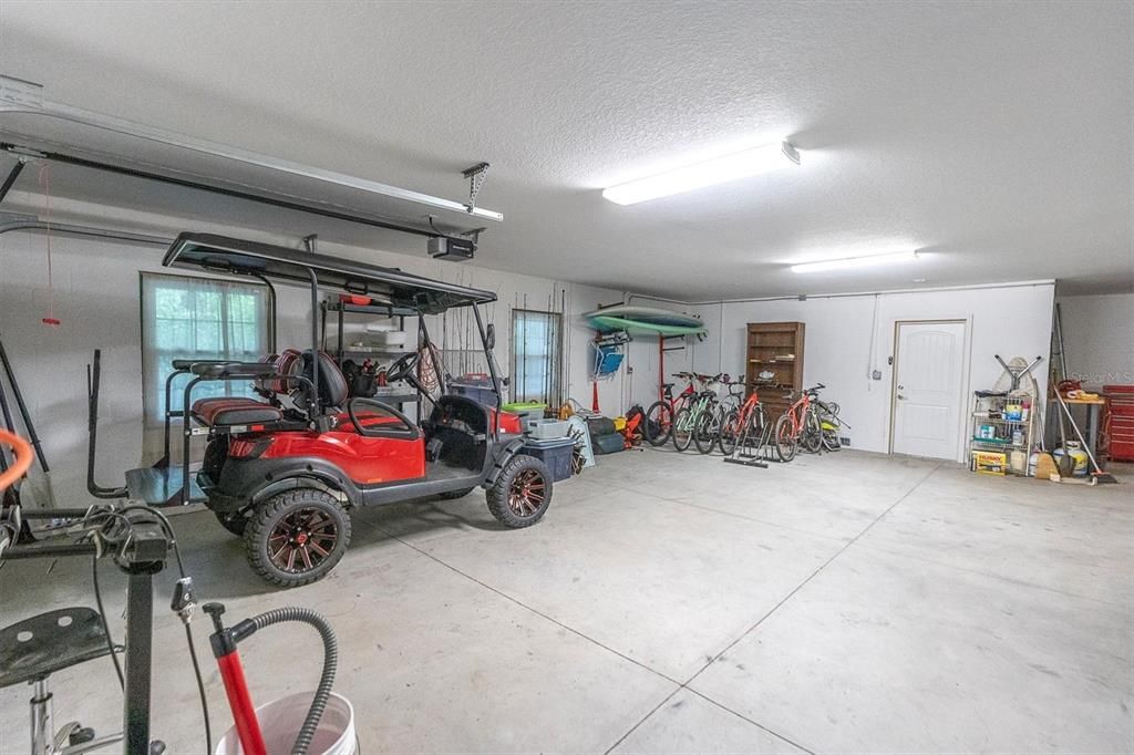 Huge garage 4+ car 2000 sq ft