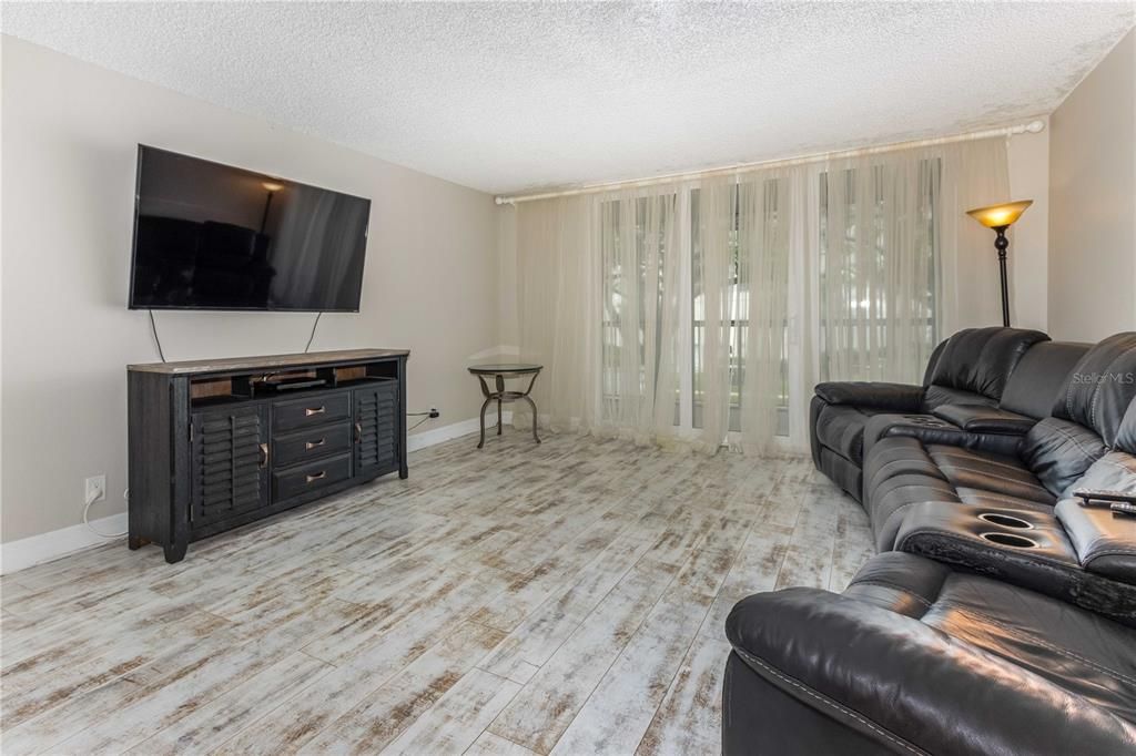For Sale: $399,900 (2 beds, 2 baths, 1385 Square Feet)