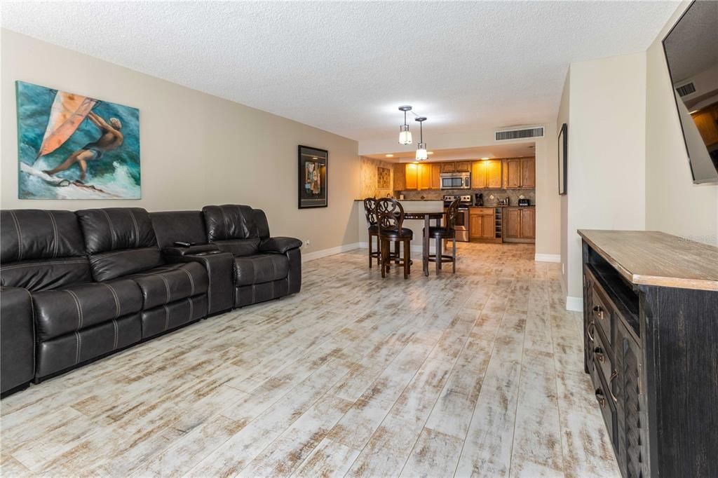 For Sale: $399,900 (2 beds, 2 baths, 1385 Square Feet)