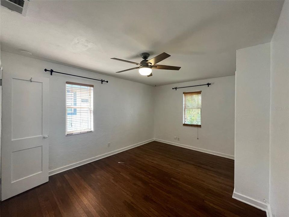 Active With Contract: $2,450 (2 beds, 1 baths, 927 Square Feet)