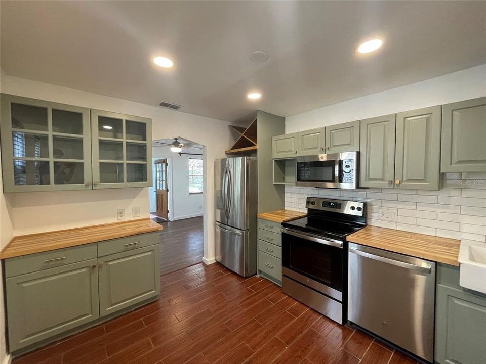 Active With Contract: $2,450 (2 beds, 1 baths, 927 Square Feet)
