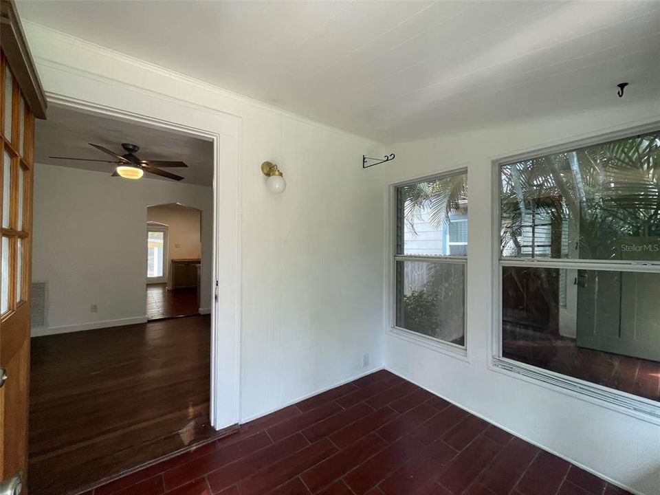 Active With Contract: $2,450 (2 beds, 1 baths, 927 Square Feet)