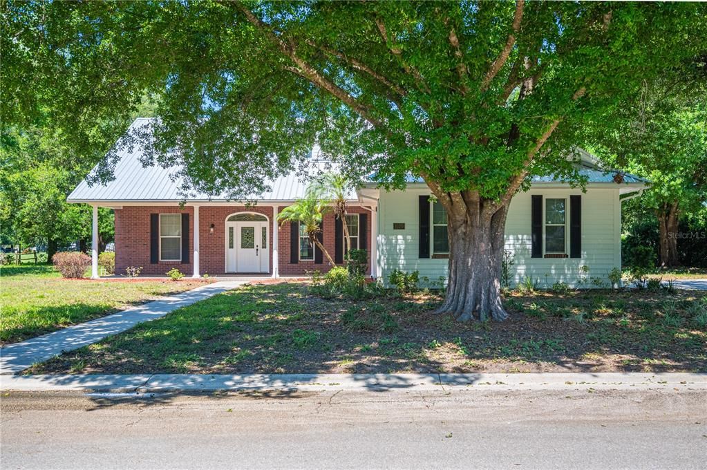 For Sale: $399,900 (3 beds, 2 baths, 1744 Square Feet)