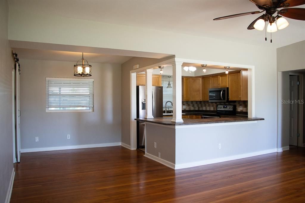 Active With Contract: $364,900 (2 beds, 2 baths, 1289 Square Feet)