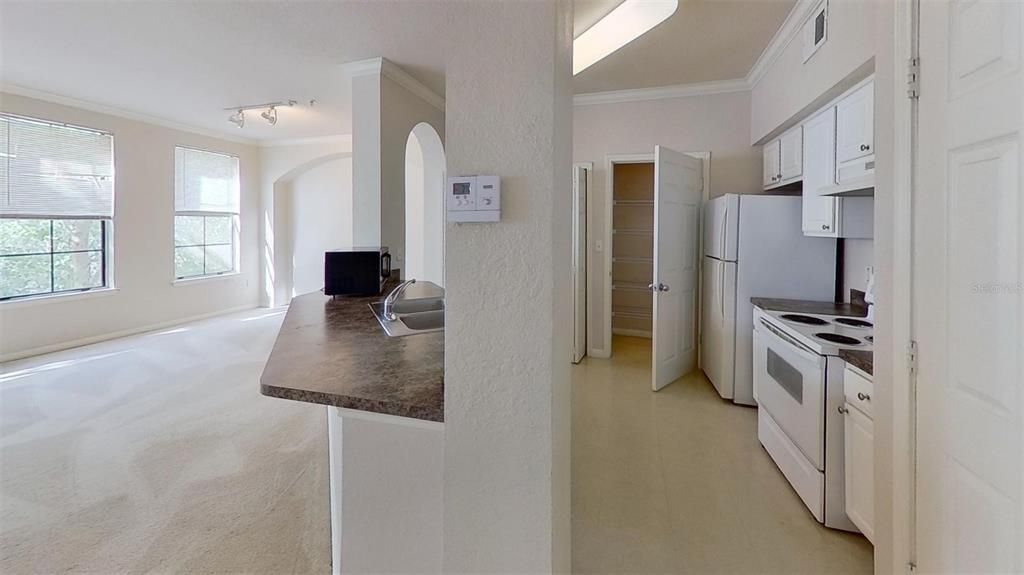 For Sale: $225,000 (1 beds, 1 baths, 927 Square Feet)