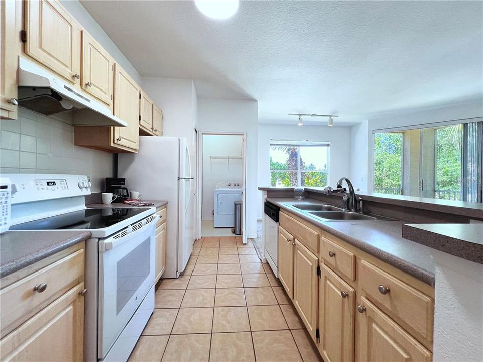 For Sale: $210,000 (1 beds, 1 baths, 747 Square Feet)