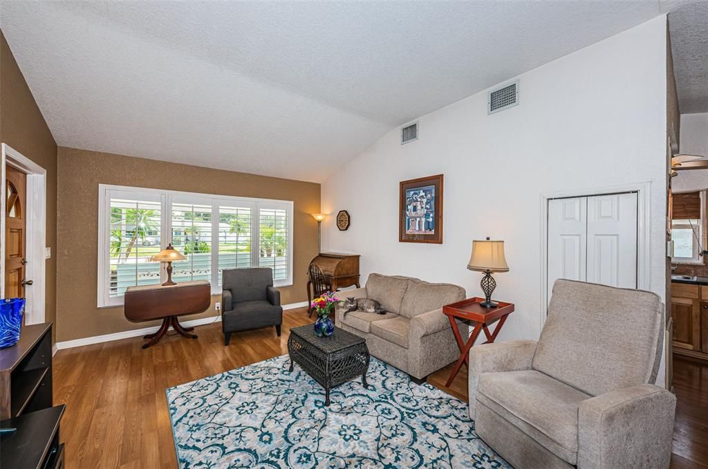 Active With Contract: $539,900 (3 beds, 2 baths, 1324 Square Feet)