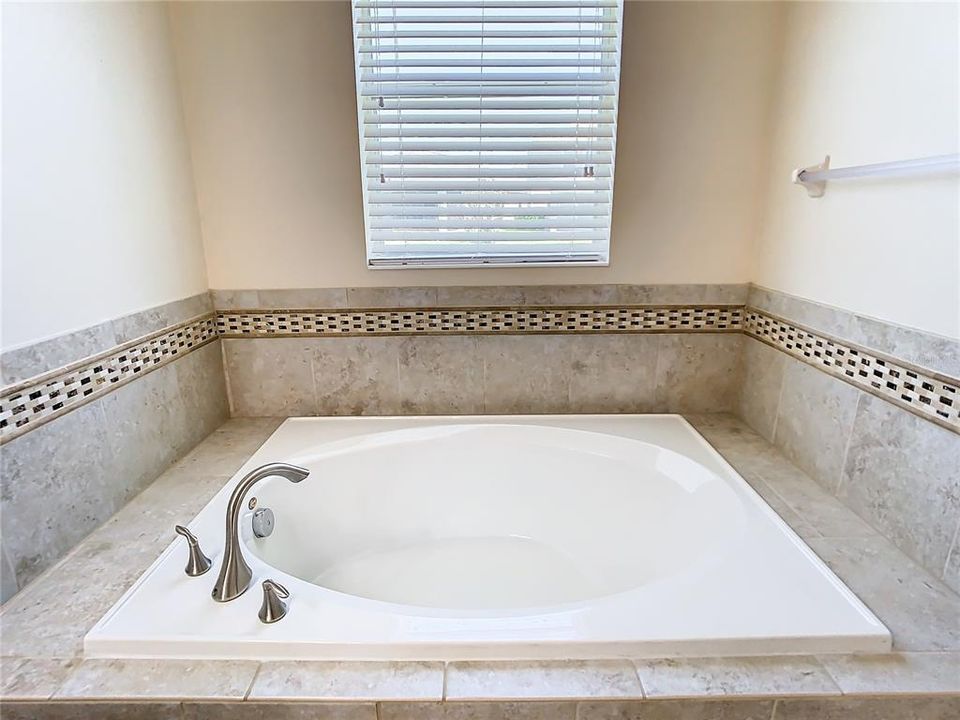 最近售出: $550,000 (3 贝兹, 2 浴室, 2092 平方英尺)