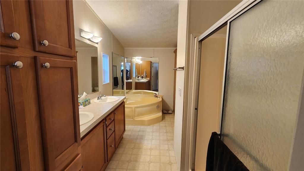 最近售出: $300,000 (3 贝兹, 2 浴室, 1800 平方英尺)
