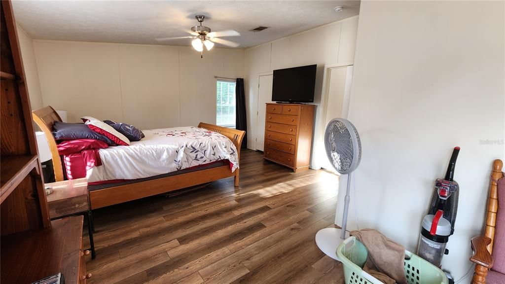Recently Sold: $300,000 (3 beds, 2 baths, 1800 Square Feet)