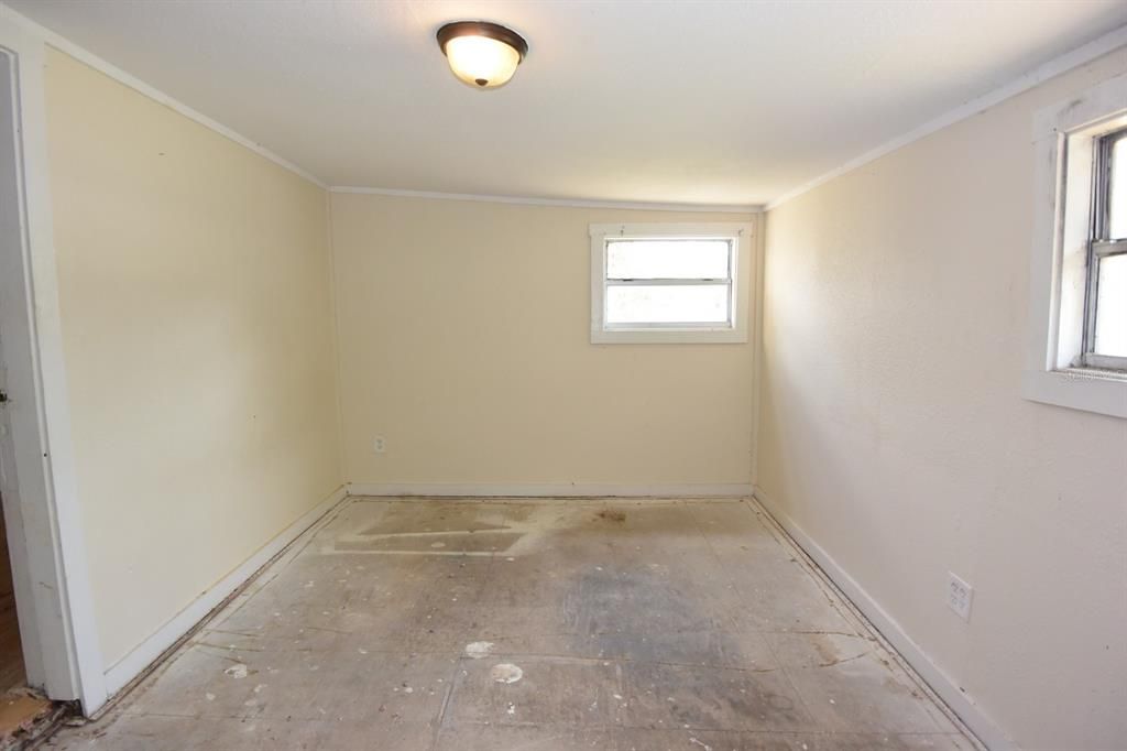 Active With Contract: $105,000 (3 beds, 1 baths, 1082 Square Feet)